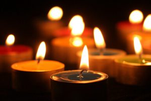 给亡亲烧纸钱，烧别墅……一场艰涩酸楚的“痴人梦”